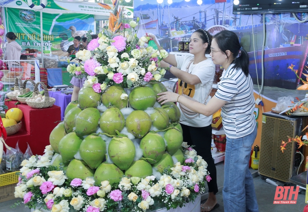 Người dân tấp nập tham quan, mua sắm tại khu trưng bày, giới thiệu sản phẩm nông sản, thực phẩm an toàn