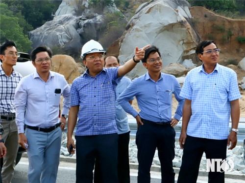 NTO - Le camarade Le Huyen, vice-président du Comité populaire provincial, a inspecté les intersections de l'autoroute Nord-Sud.