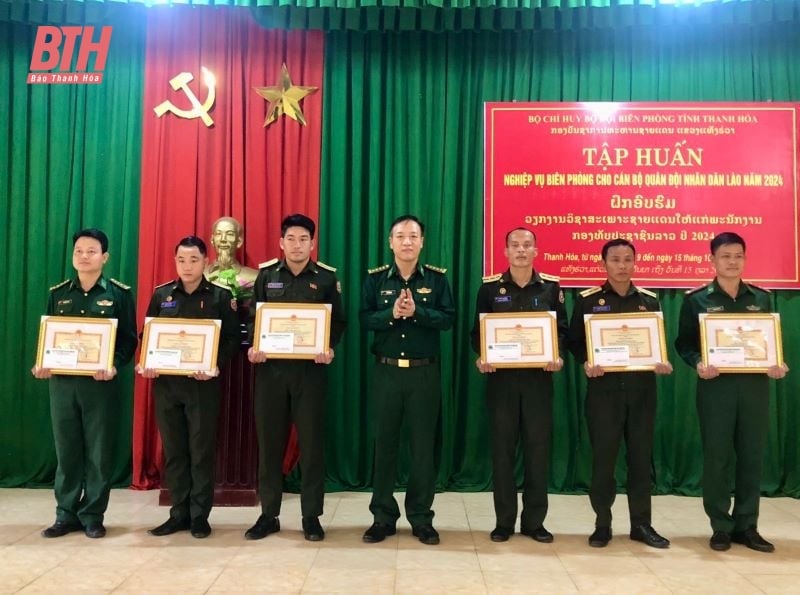 Ceremonia de clausura del curso de capacitación fronteriza para guardias fronterizos de la provincia de Hua Phan.