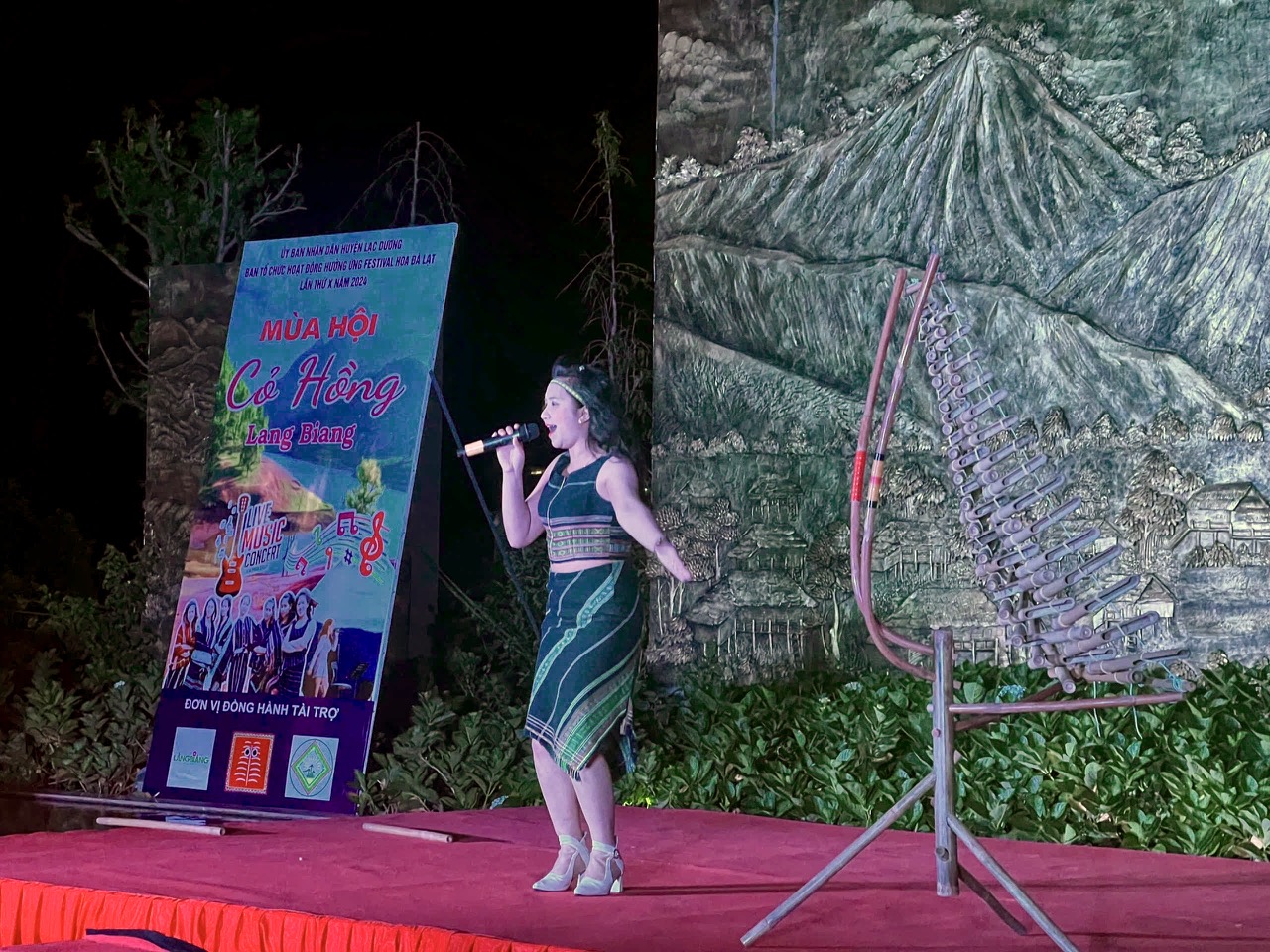 Lac Duong district artist