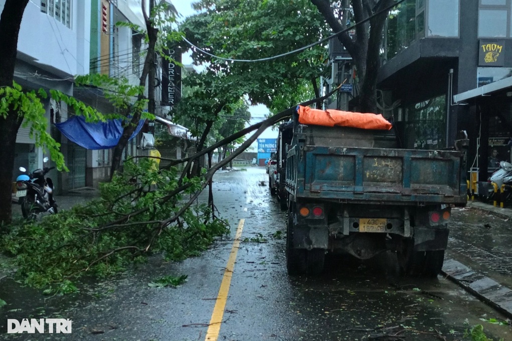 Bão Trà Mi khiến nước biển dâng cao, tràn vào bờ ở Thừa Thiên Huế - 5