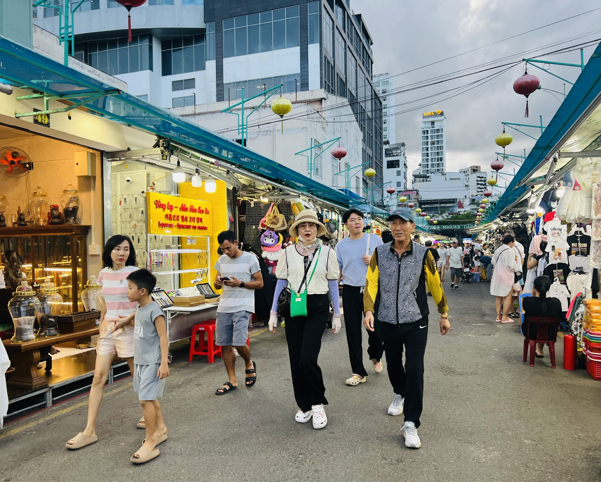 Khách du lịch tham quan mua sắm ở phố đi bộ Nha Trang