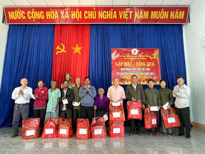 Huyện Kông Chro gặp mặt, tặng quà cho các nạn nhân chất độc da cam nhân dịp Tết Nguyên đán Giáp Thìn 2024.Ảnh: R.H