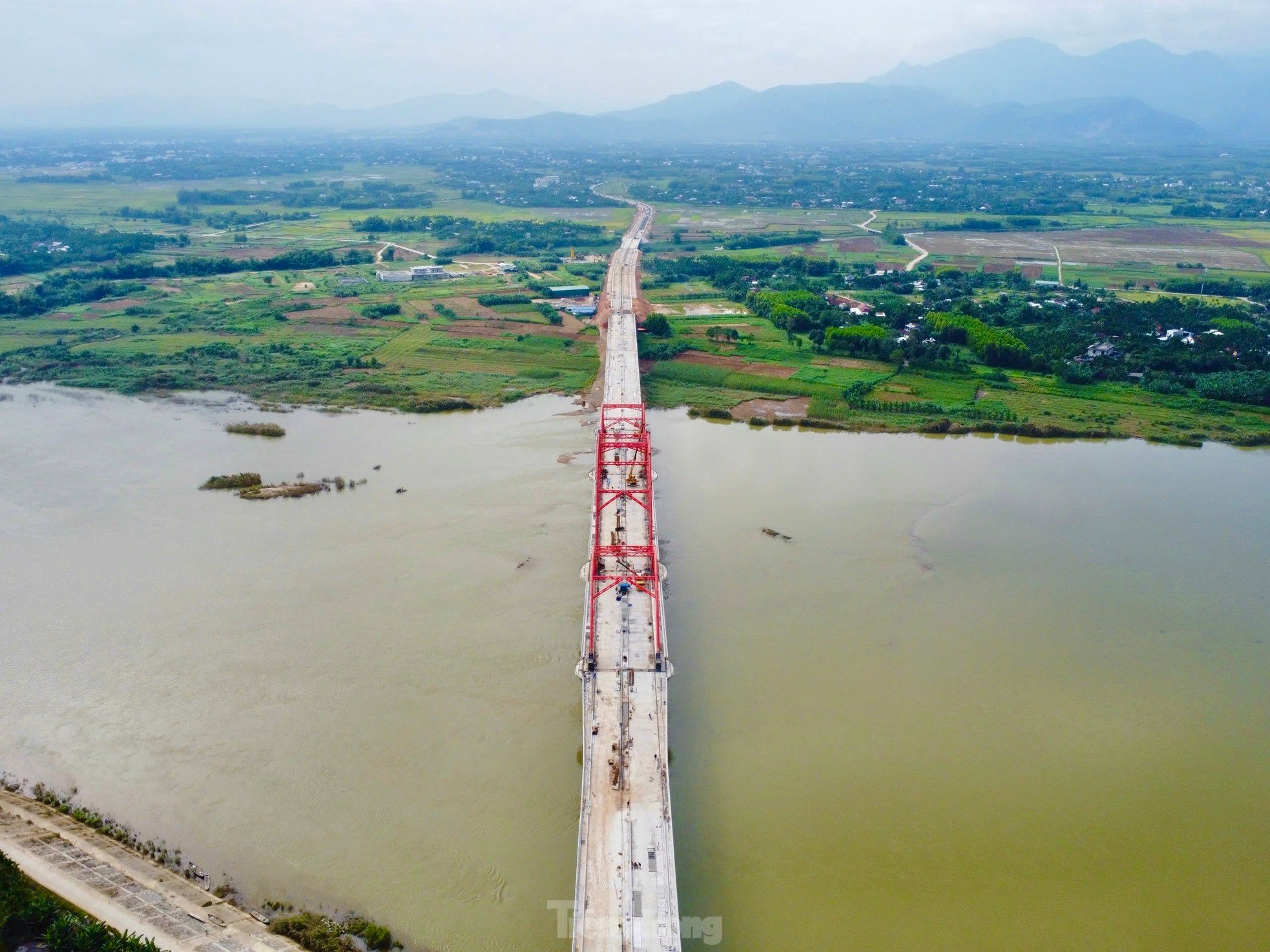 El primer puente de arco de acero en Quang Ngai está listo para abrir al tráfico a finales de año, foto 1