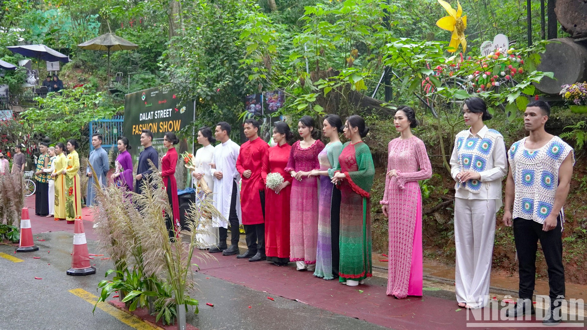 “Knitting spring clothes” in the chilly weather of Dalat photo 21
