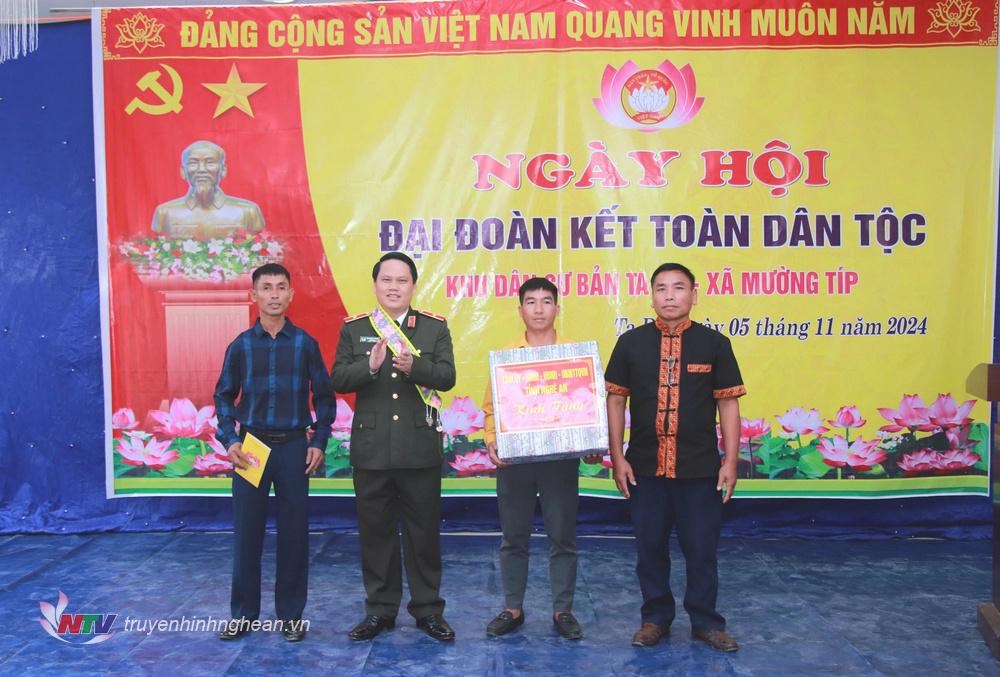 Giám đốc Công an tỉnh dự Ngày hội Đại đoàn kết toàn dân tộc tại bản Ta Đo - Kỳ Sơn