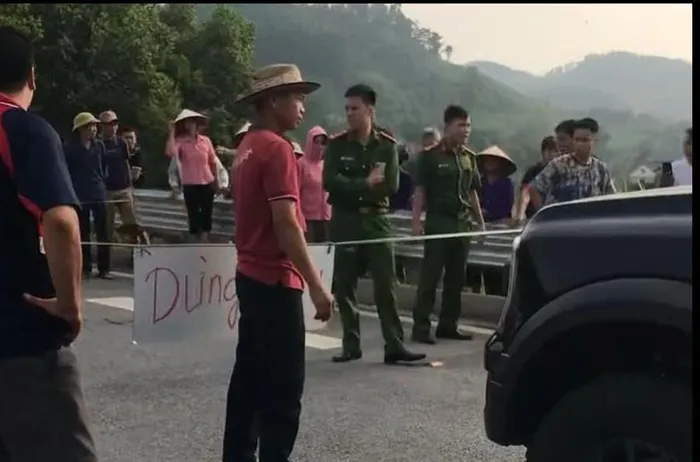 Viele Menschen versammelten sich, um Seile zu spannen und die Autobahn Tuyen Quang – Phu Tho zu blockieren.