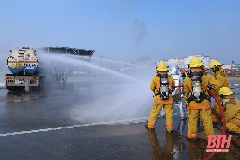 Exercice de lutte contre les incendies et de sauvetage à la raffinerie de Nghi Son