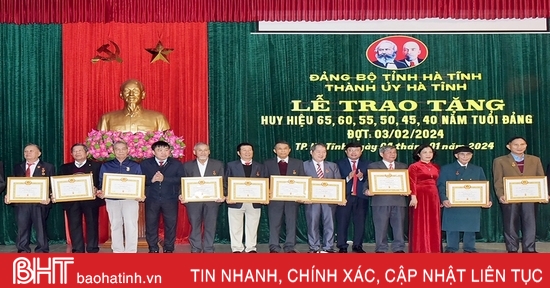 1.419 đảng viên được trao tặng, truy tặng Huy hiệu Đảng dịp 3/2