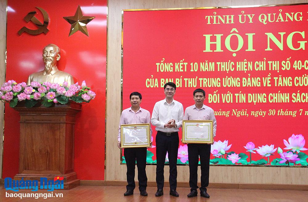 តំណាងសមូហភាពបង្កើតវិញ្ញាបនបត្រគុណនៃក្រសួងការពារជាតិ និងបញ្ញវន្ត ព័ត៌មានបន្ថែម មាធិការមជ្ឈិមសហភាពកសិករវៀតណាម។