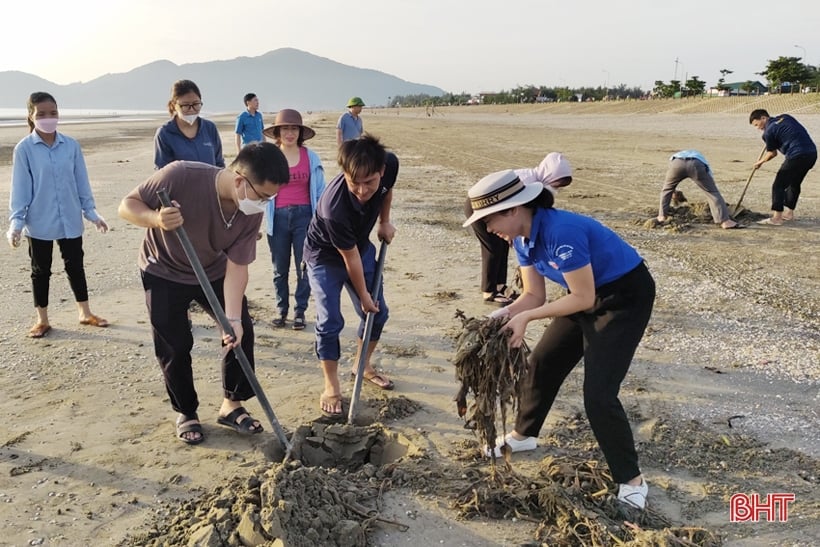 Dọn rác trên bãi biển Lộc Hà sau những ngày thời tiết biến động