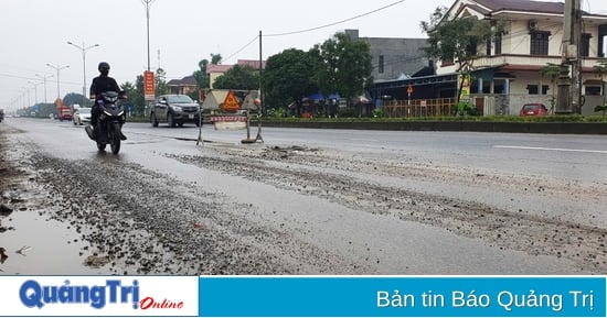 La carretera nacional 1 que pasa por Quang Tri está gravemente dañada en muchos lugares.