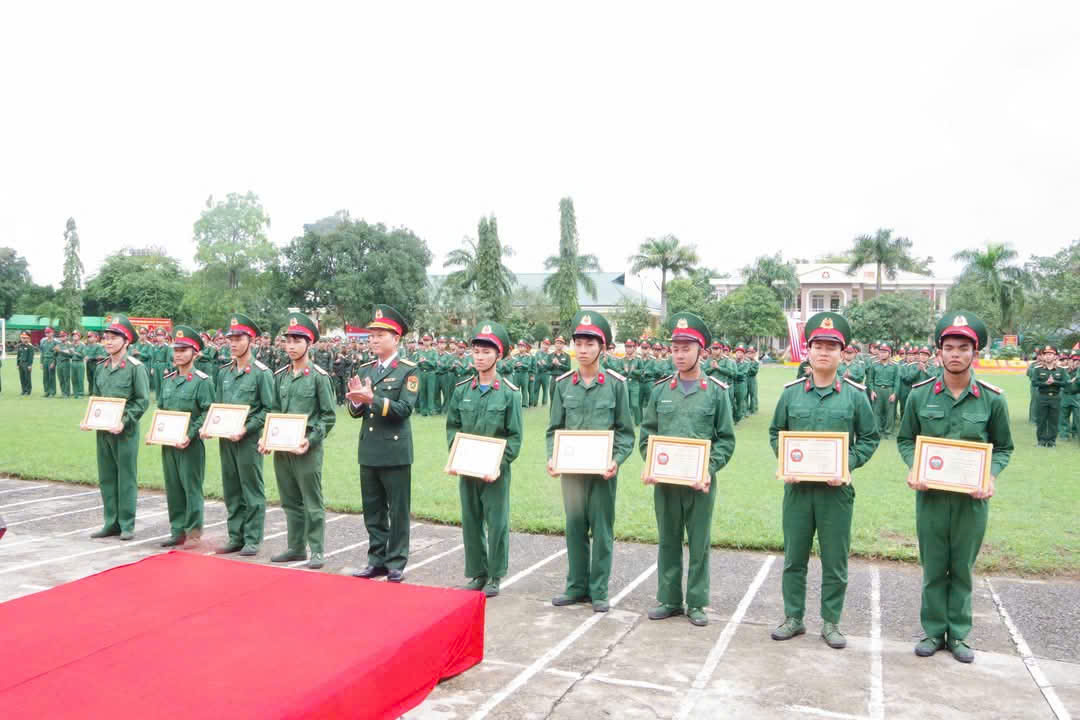 Soldiers who completed their missions excellently during their time in the army were rewarded by the Provincial Military Command.