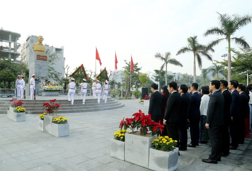 tại Tượng đài đồng chí Vũ Văn Hiếu, Bí thư Đặc Khu ủy đầu tiên Khu mỏ Quảng Ninh.