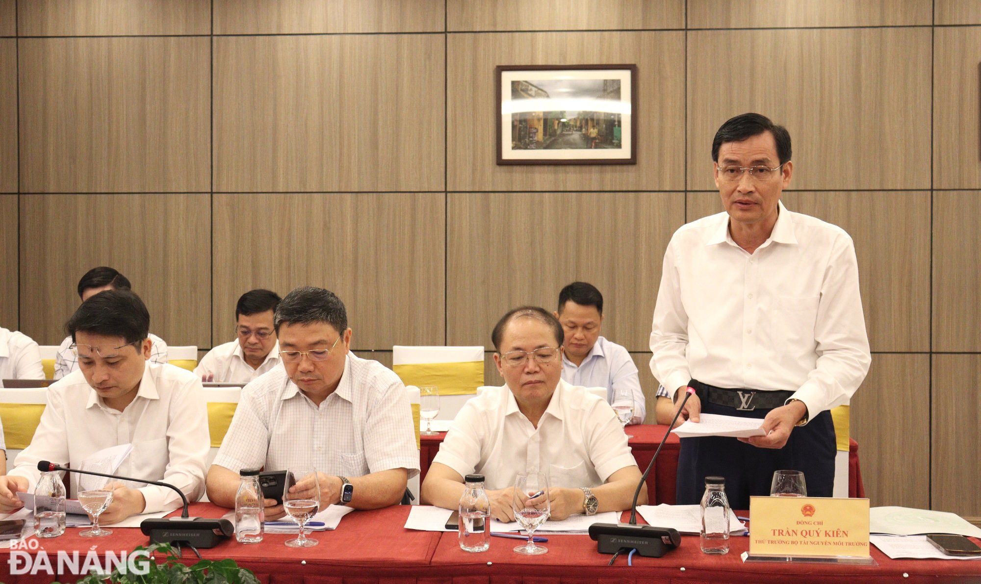 Deputy Minister of Natural Resources and Environment Tran Quy Kien speaks at the meeting. Photo: HOANG HIEP