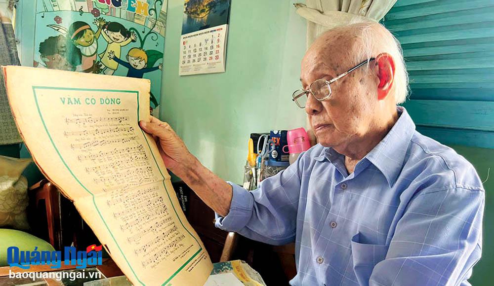 Musician Truong Quang Luc and the manuscript of the song 