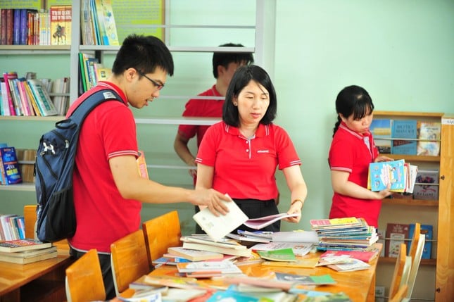 Keppel Group und Tien Phong Newspaper spenden Computer an zwei Schulen im Grenzgebiet von Tay Ninh. Foto 8