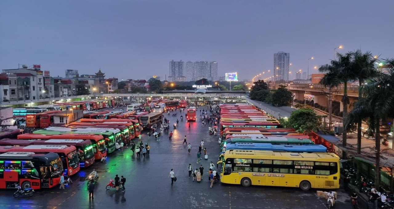 Der Busbahnhof Nuoc Ngam ist während des Tet-Festes bereit, Passagiere zu bedienen