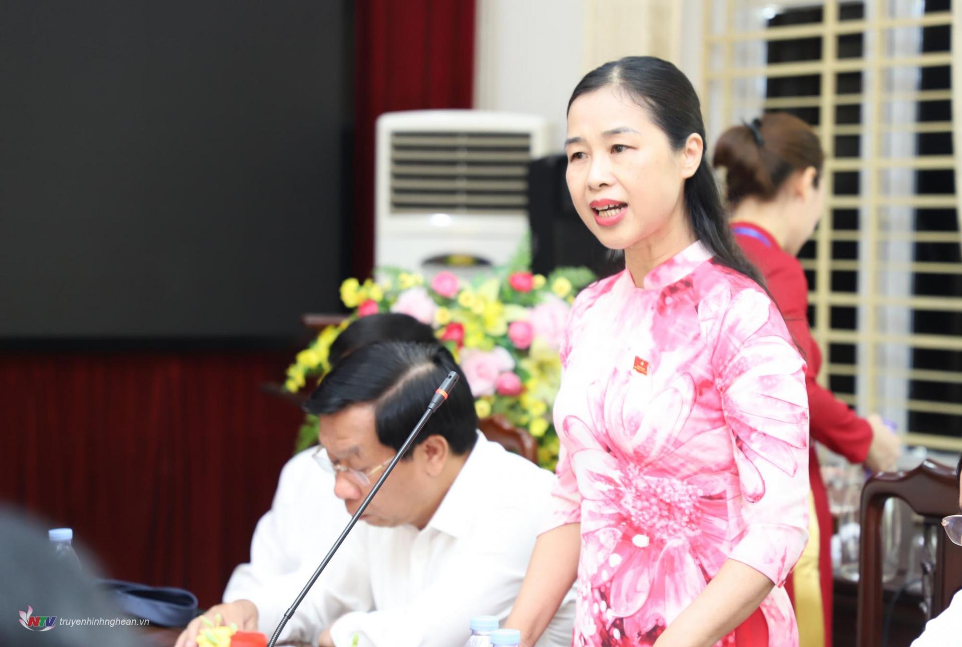 ผู้แทน Nguyen Thi Quynh Hoa (Quynh Luu) กล่าวสุนทรพจน์ในการหารือ