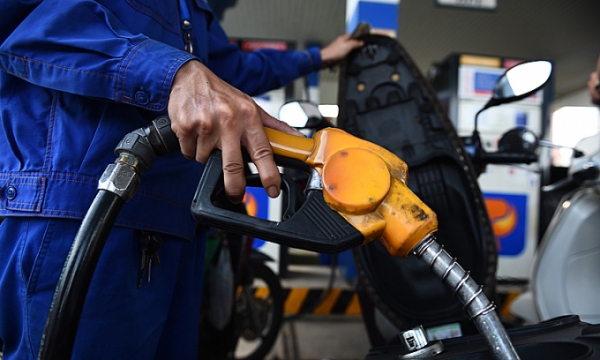 Gasoline prices drop before Tet holiday