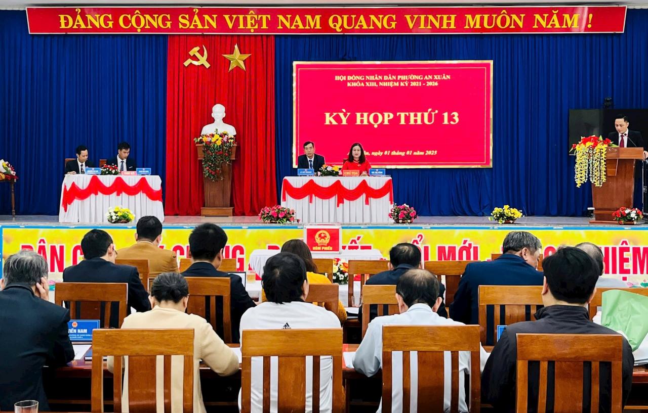 Kỳ họp thông qua nhiều nghị quyết quan trọng.