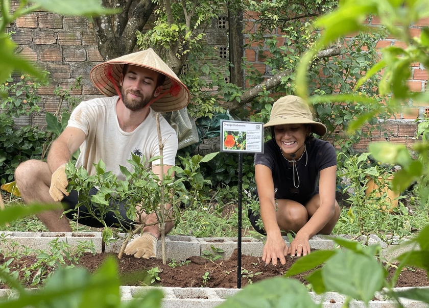 Khách quốc tế trải nghiệm đời sống nông nghiệp trong một farmstay tại Gia Lai. Ảnh: Phương Duyên