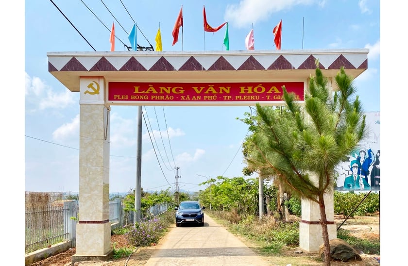 Đường vào làng Bong Phrâo (xã An Phú, TP. Pleiku) khang trang, sạch đẹp. Ảnh: K.N