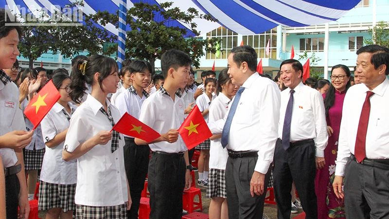 Le président de l'Assemblée nationale assiste à la cérémonie d'ouverture de l'année scolaire à Vinh Long