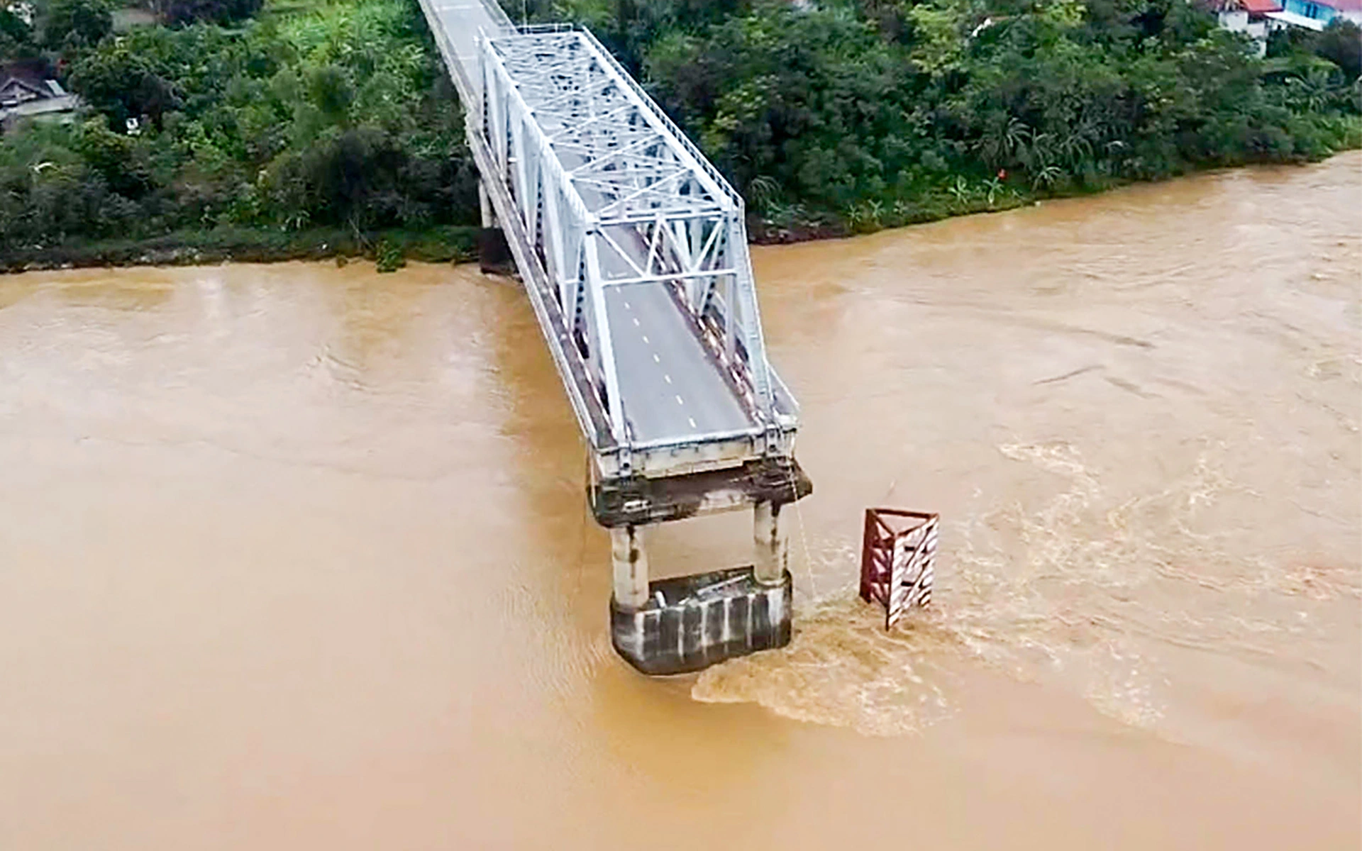 (Trực tiếp) Sập cầu Phong Châu tại Phú Thọ, nghi có người và xe rơi xuống sông