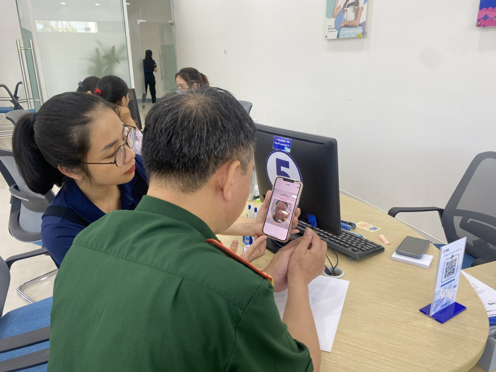 Người dân thành phố Hưng Yên thực hiện cập nhật sinh trắc học khuôn mặt trên app của ngân hàng