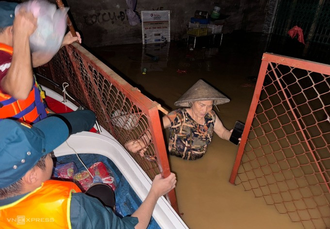 Militiamen of Yen Ninh ward (Yen Bai city) provide supplies to people in flooded areas on September 9.