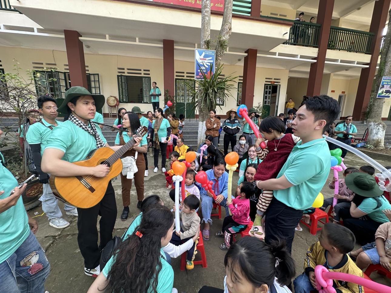 Hơn 100 văn nghệ sĩ TP HCM trao tặng quà người dân làng Nủ, Lào Cai- Ảnh 4.