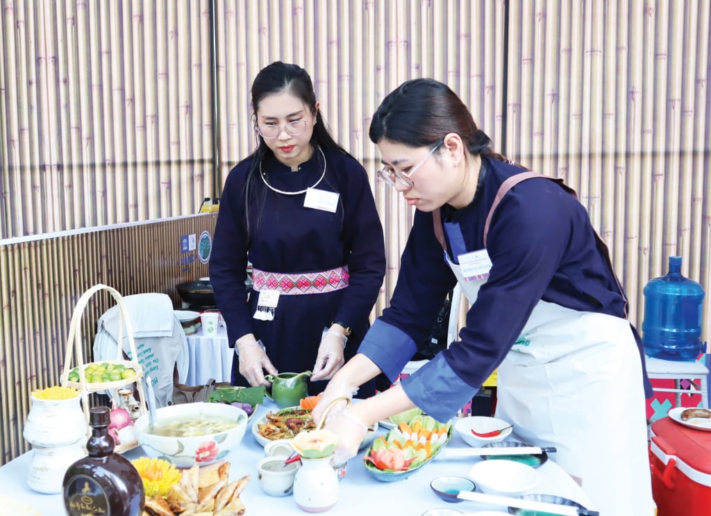 ក្រុមរៀបចំមុខម្ហូបក្នុងកម្មវិធីប្រកួតប្រជែងបង្កើតមុខម្ហូបទេសចរណ៍