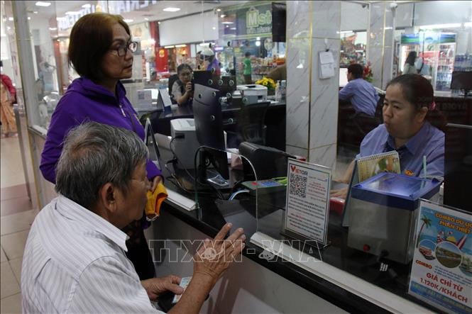 Giá vé máy bay và tàu đồng loạt giảm