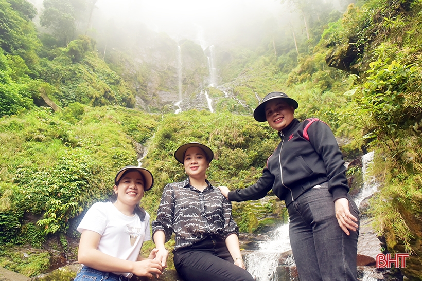 Visita Huong Khe para ver la cascada de Tien y disfrutar de las especialidades de la montaña.