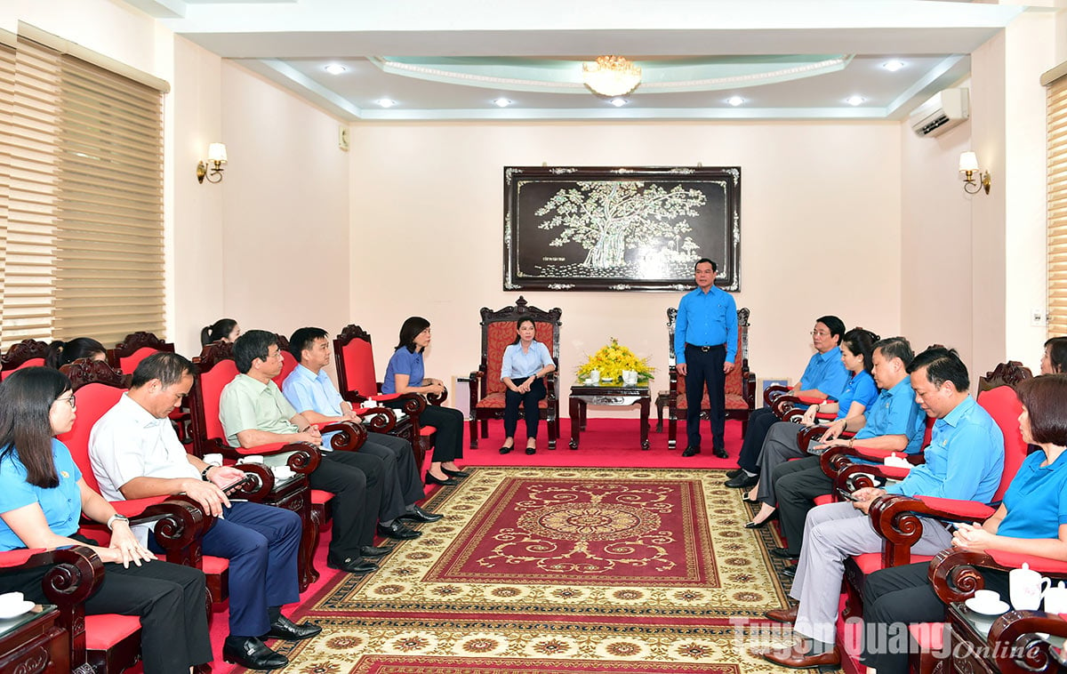 El presidente de la Confederación General del Trabajo de Vietnam, Nguyen Dinh Khang, visitó y trabajó con la provincia de Tuyen Quang