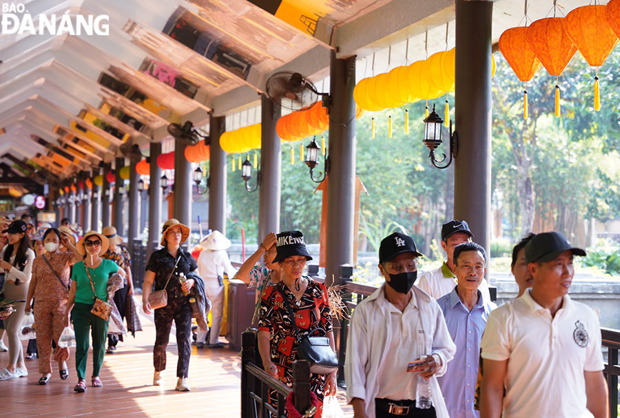 تعد منطقة Sun World Ba Na Hills السياحية أيضًا وجهة مثالية للسياح المحليين والدوليين خلال العطلات. الصورة: ثو ها