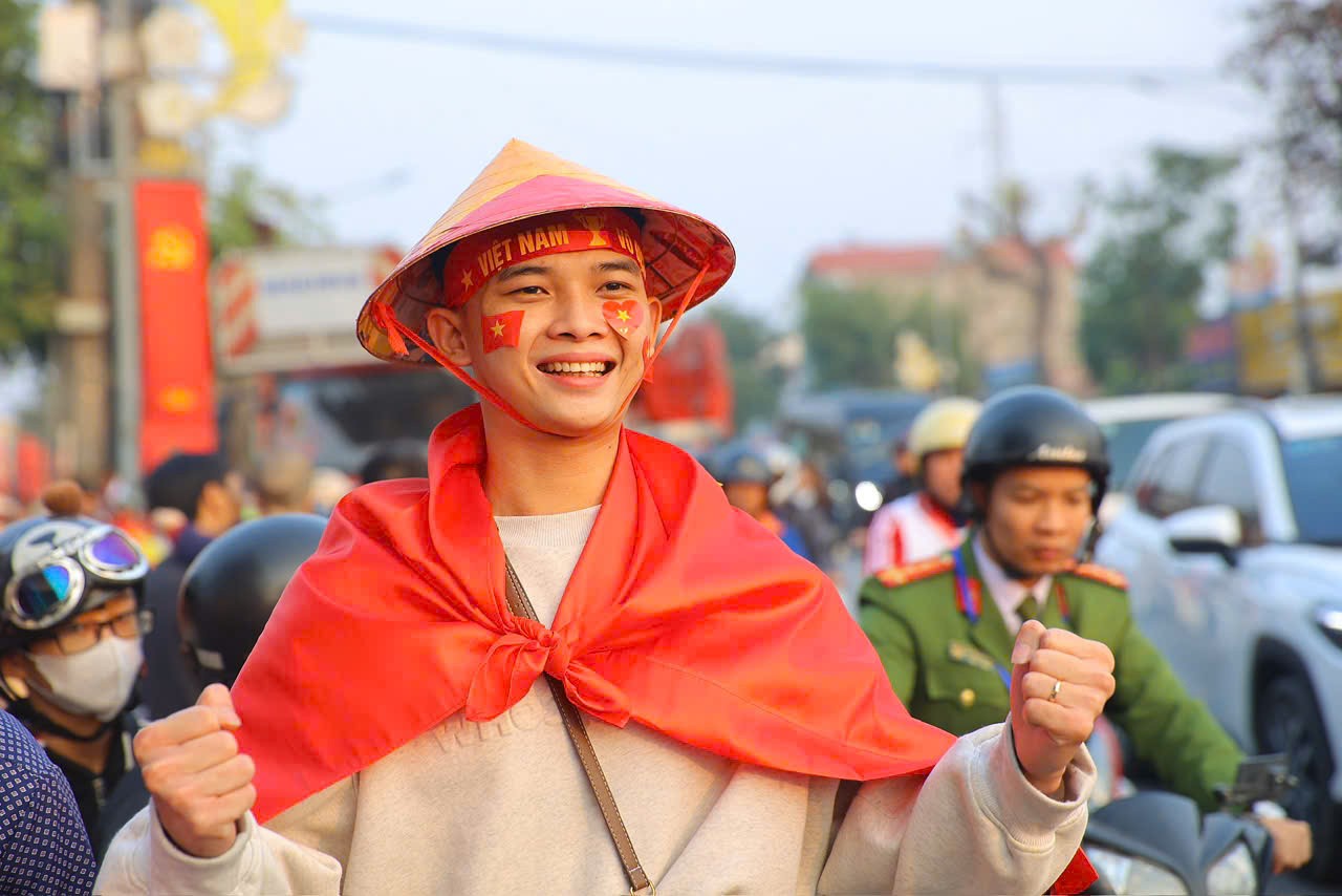 Viet Tri est en feu, prêt pour la dernière nuit, brûlant de toutes ses forces pour l'équipe vietnamienne photo 4