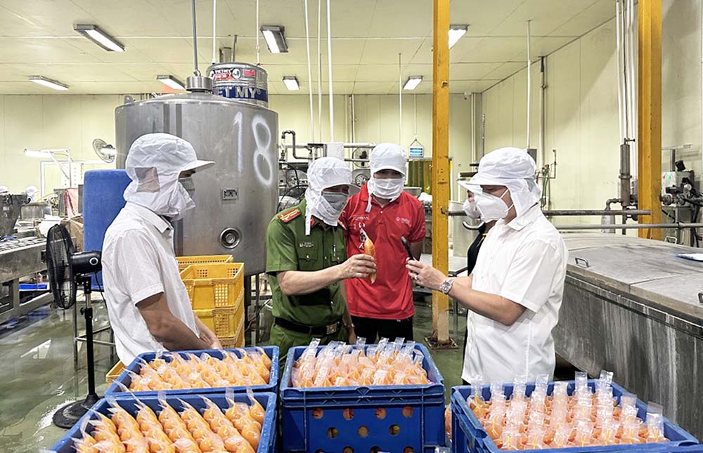 Las autoridades están intensificando las inspecciones de las instalaciones de producción de alimentos durante el Tet.