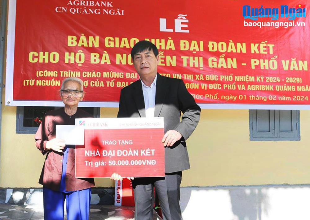 Agribank Quang Ngai Huynh Tan Luc 이사는 Pho Van 구역(Duc Pho 타운)에 있는 Nguyen Thi Gan의 가정에 대연대 주택을 기증한다는 상징적인 기념패를 전달했습니다.