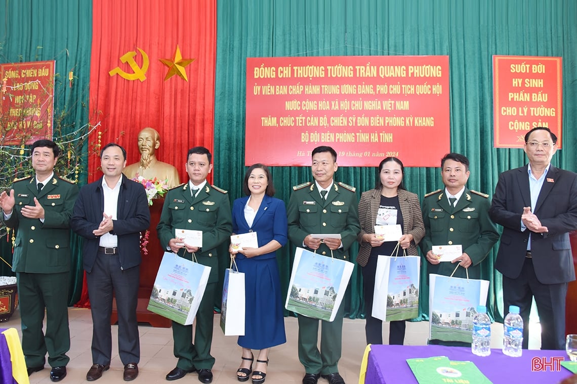 Vice Chairman of the National Assembly wishes a happy new year to people, officers and soldiers in Ha Tinh