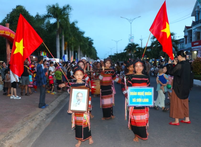 Trình diễn cồng chiêng đường phố là điểm mới trong hoạt động Ngày hội Du lịch huyện Kbang năm nay, thu hút đông đảo người dân và du khách đến xem, trải nghiệm. Ảnh: Ngọc Minh