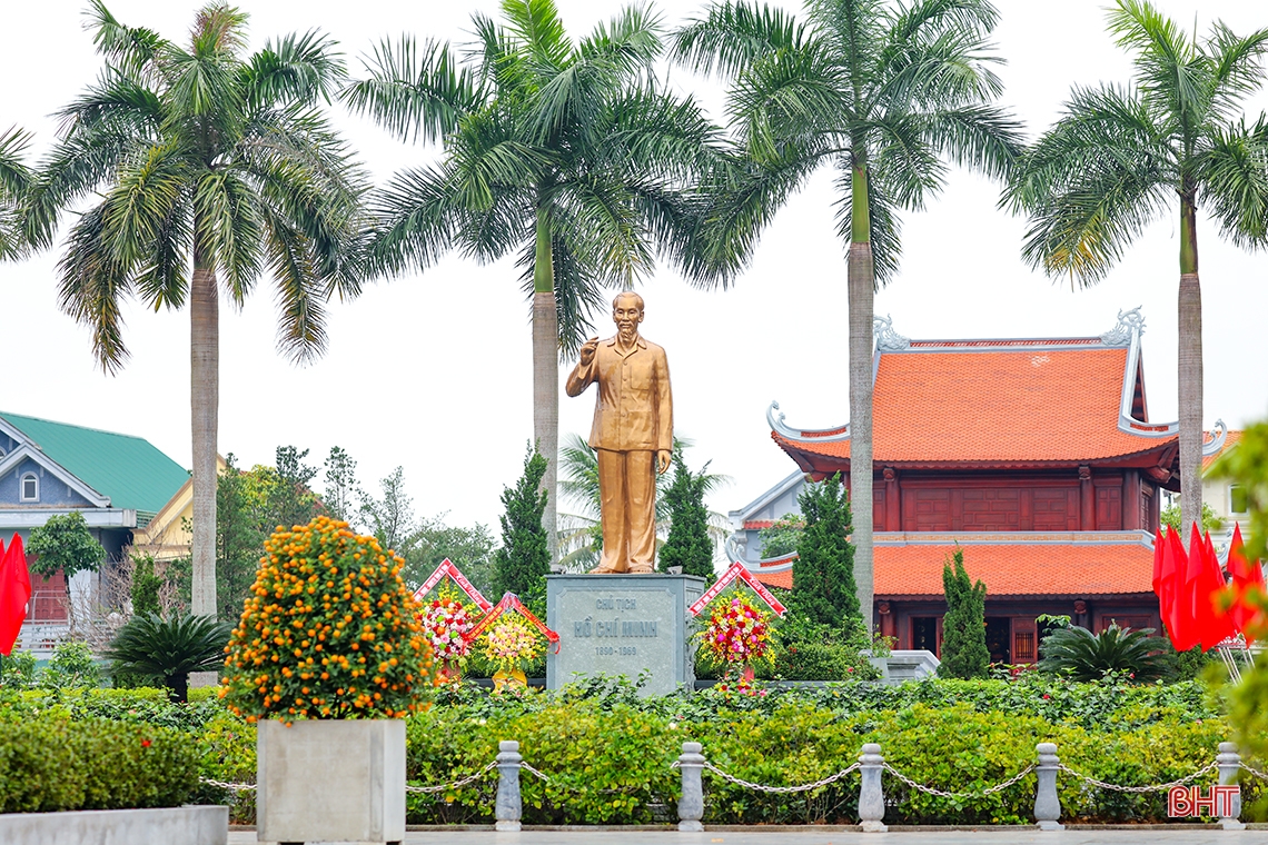 Las calles de Ha Tinh se iluminan con banderas y flores para celebrar el 94º aniversario de la fundación del Partido.