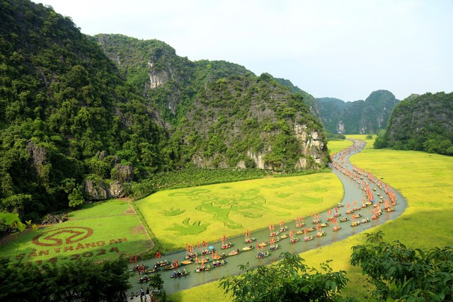 Zehntausende Menschen kommen nach Ninh Binh, um das riesige Gemälde „Hirte spielt Flöte“ zu sehen