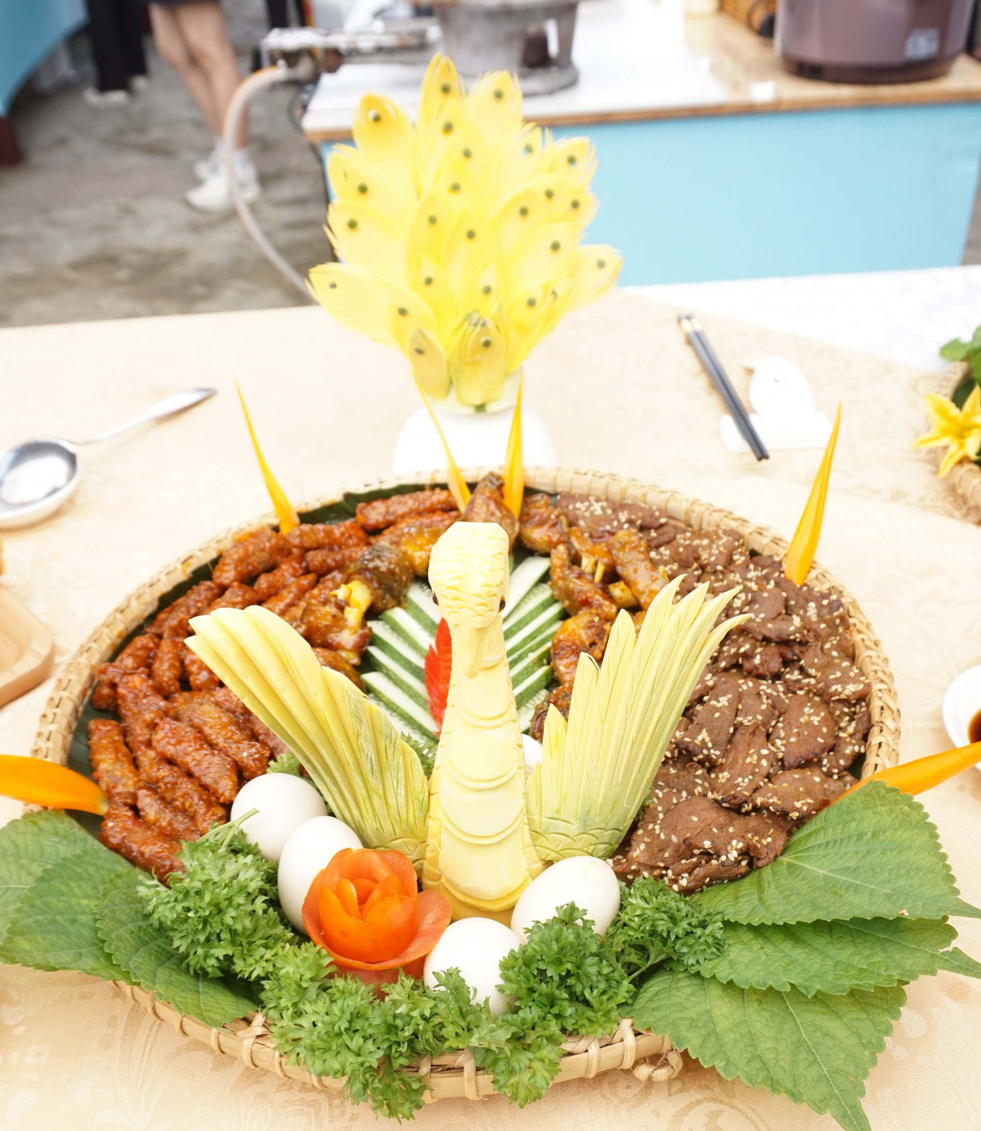 美しく盛り付けられたカトコダチョウ肉を使った美味しい料理