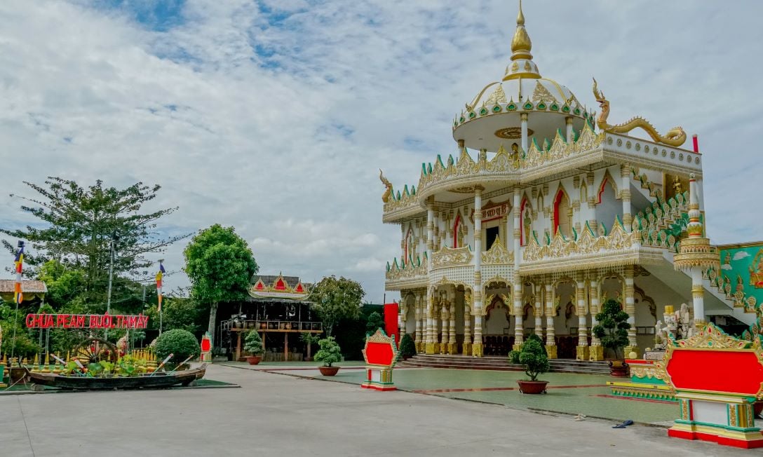 Peam Buol Thmay Pagoda with traditional architecture combined with modernity. Photo: Phuong Anh