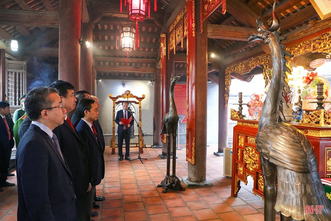 Ha Tinh leaders offer incense at red addresses on the occasion of the 94th anniversary of the Party's founding