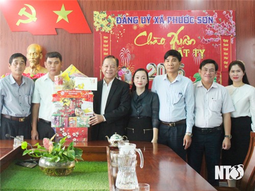 Comrade Tran Minh Luc, member of the Provincial Party Committee, Vice Chairman of the Provincial People's Council visited and wished the New Year to localities