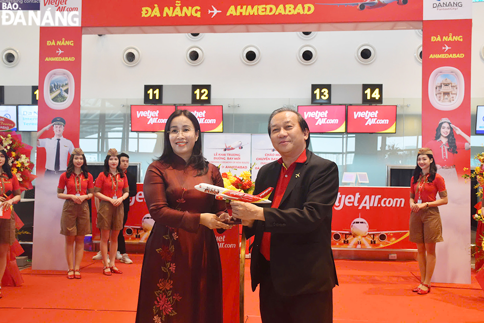 El Sr. Do Xuan Quang, Director General Adjunto de Vietjet, entregó un recuerdo a la Vicepresidenta del Comité Popular de la Ciudad, Nguyen Thi Anh Thi. Foto: THU HA