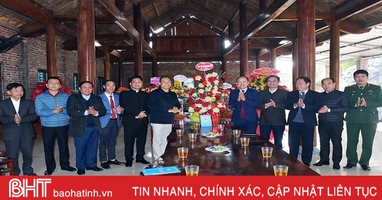 Standing Vice Chairman of the Provincial People's Committee congratulates Christmas in Huong Khe